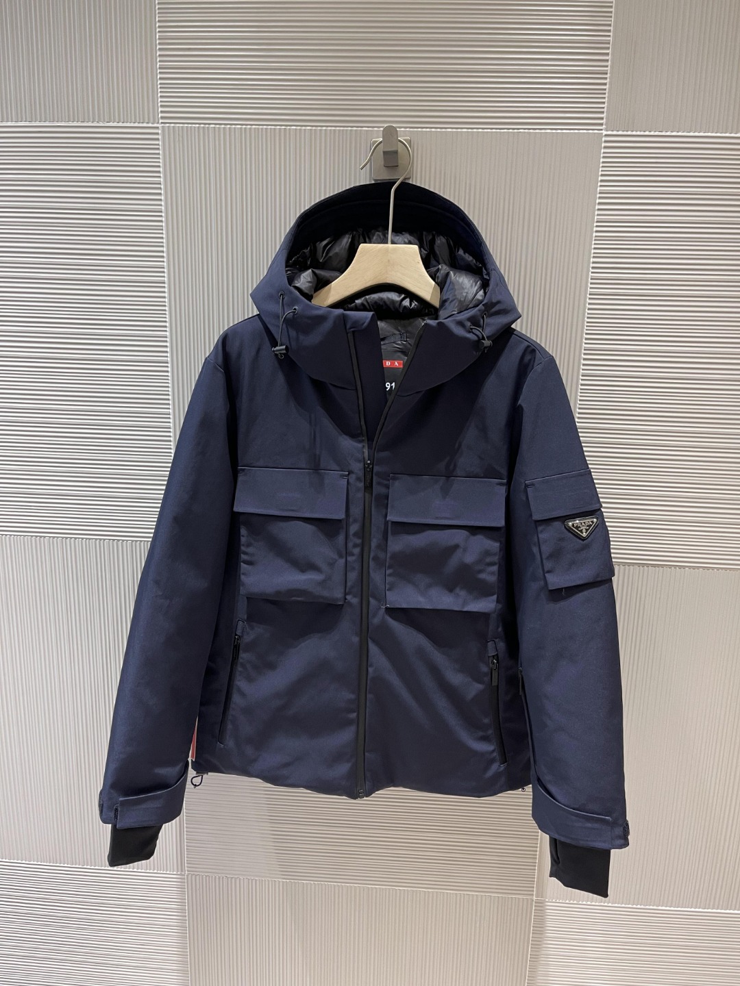 2022秋冬Pr*da Milano 经典的四口袋装饰设计户外系列专属标识羽绒服