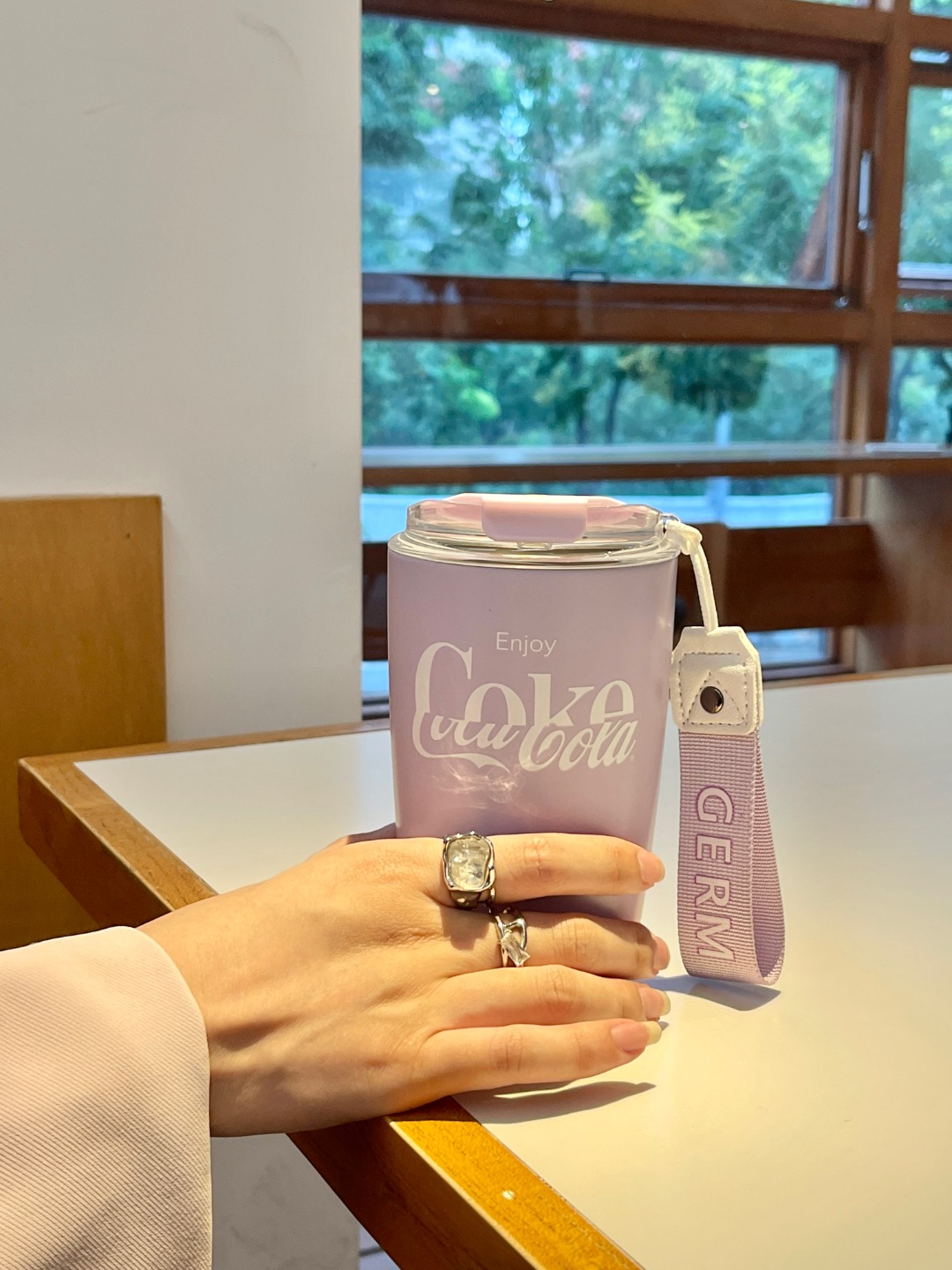 艾优GERM
可口可乐摩卡杯上新

服装有潮流最新款
我们的摩卡杯也有

𝘾𝙤𝙘𝙖𝘾𝙤𝙡𝙖限定色
优雅与温柔兼备的紫色浪漫