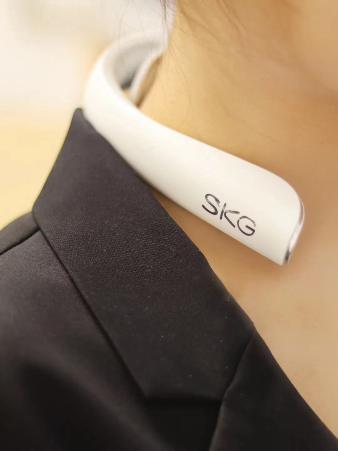 SKGK5颈椎按摩仪
这款还是王一博同款呢! (嘿嘿嘿
这个按摩仪只有95g左右，两个鸡蛋不到的重量,非常轻便,
像耳机一样挂在脖子上!
它可以实现分区按摩功能，还有四个模式九档力
度，能够自由的选择模式和力度，就像私人按摩师一样!绝啦!
双脉冲技术能够直达深层的肌肉和神经，直接酥麻到你整个脖子!
有四个电极片，阔以三档恒温热敷，加热面积非常大
就好像小傅的手时时刻刻按着还敷着一条恒温的热毛巾
每次都舒服的飞起~
