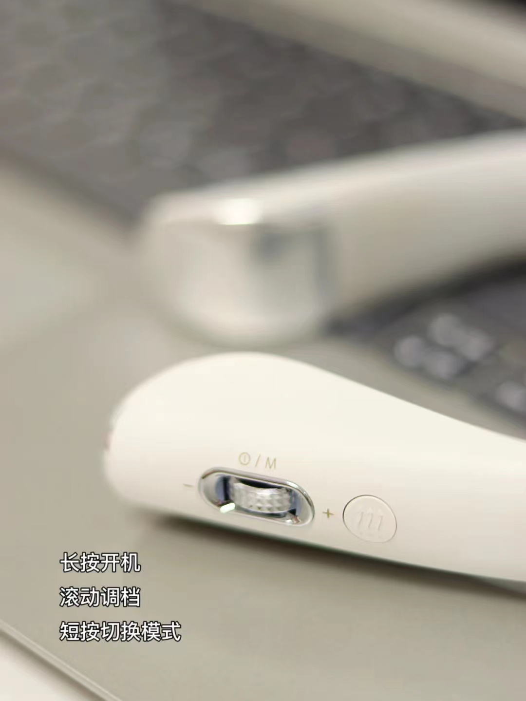 SKGK5颈椎按摩仪
这款还是王一博同款呢! (嘿嘿嘿
这个按摩仪只有95g左右，两个鸡蛋不到的重量,非常轻便,
像耳机一样挂在脖子上!
它可以实现分区按摩功能，还有四个模式九档力
度，能够自由的选择模式和力度，就像私人按摩师一样!绝啦!
双脉冲技术能够直达深层的肌肉和神经，直接酥麻到你整个脖子!
有四个电极片，阔以三档恒温热敷，加热面积非常大
就好像小傅的手时时刻刻按着还敷着一条恒温的热毛巾
每次都舒服的飞起~
