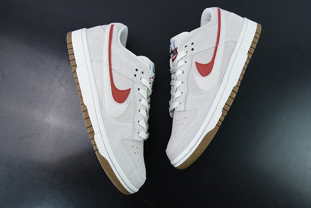 Nike SB Dunk Low 灰白红 双层Swoosh低帮休闲运动鞋  货号： DO9457-100