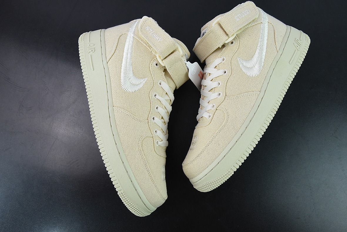Nike Air Force 1 MID STUSSY 斯图西联名男女同款高帮鞋 货号：DJ7841 200