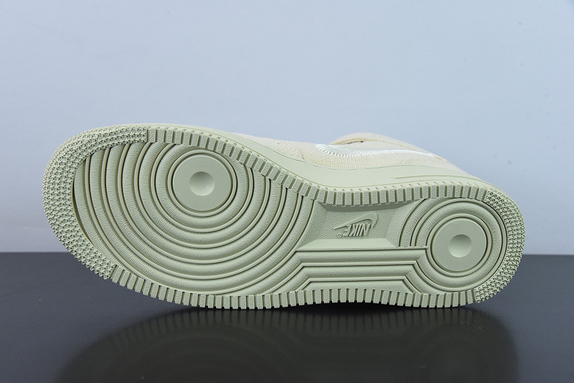 Nike Air Force 1 MID STUSSY 斯图西联名男女同款高帮鞋 货号：DJ7841 200