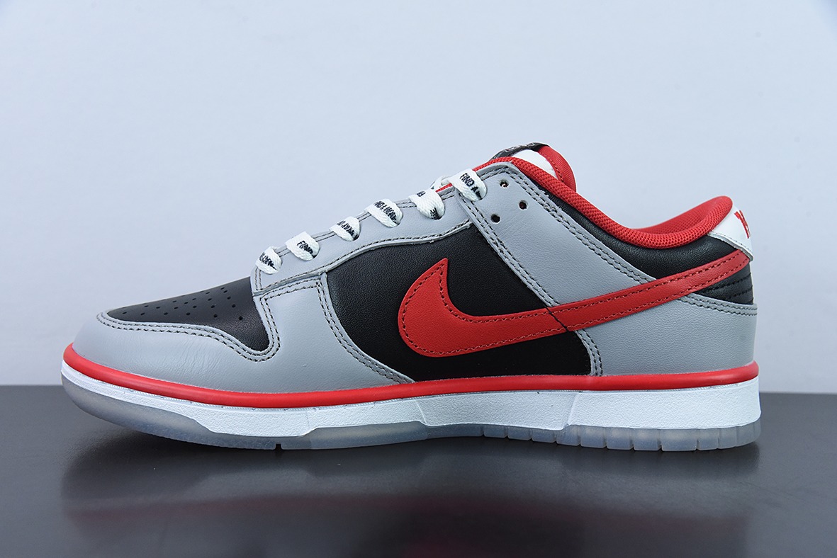 Nike SB Dunk Low “CAU Athletics” 黑灰红 大学联名低帮休闲板鞋 货号:DR6189 001