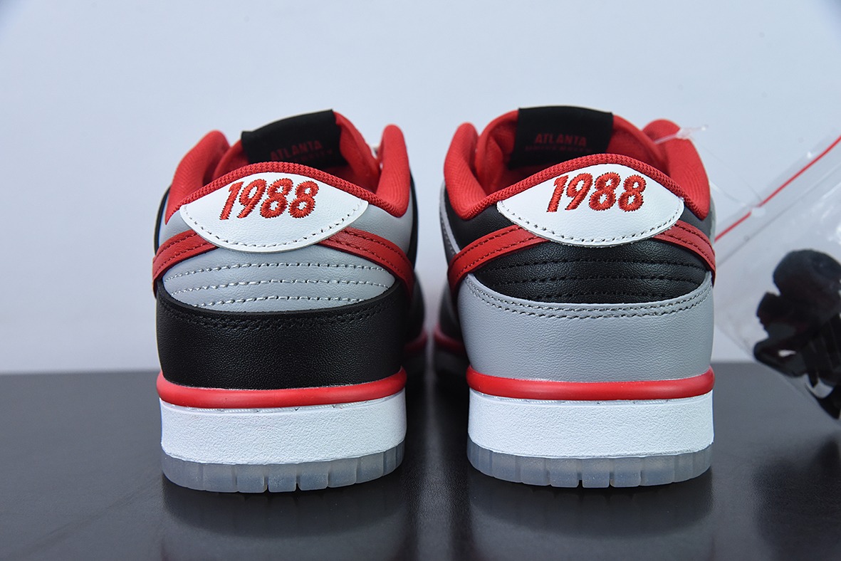 Nike SB Dunk Low “CAU Athletics” 黑灰红 大学联名低帮休闲板鞋 货号:DR6189 001