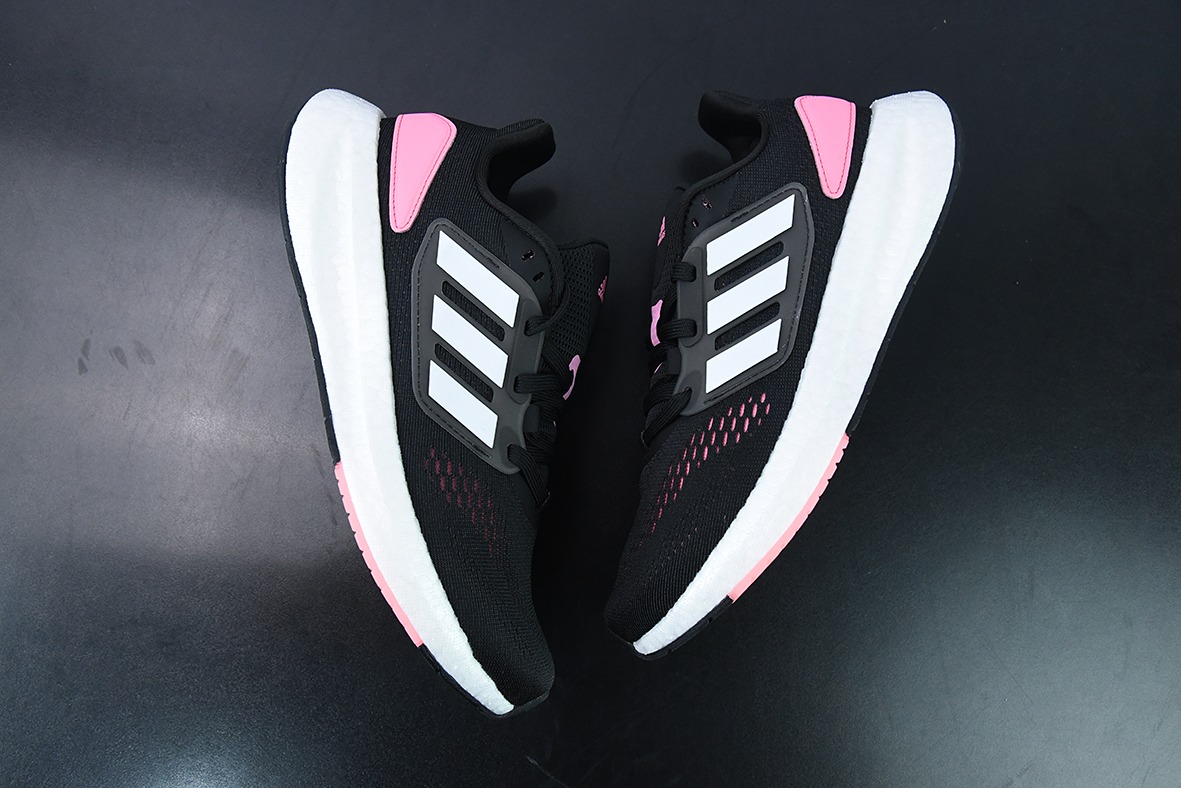 AD  Pureb Boost hd Wnte U MEN 全新配色 UB8.0 黑白粉女士运动鞋 货号：HQ1458