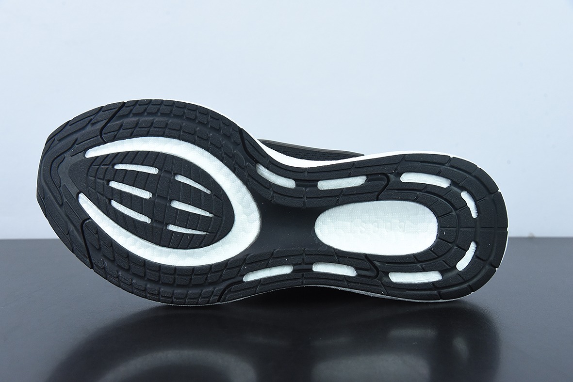 AD Pureb Boost hd Wnte U MEN 全新配色 UB8.0 黑白男女同款运动鞋 货号:GZ5174