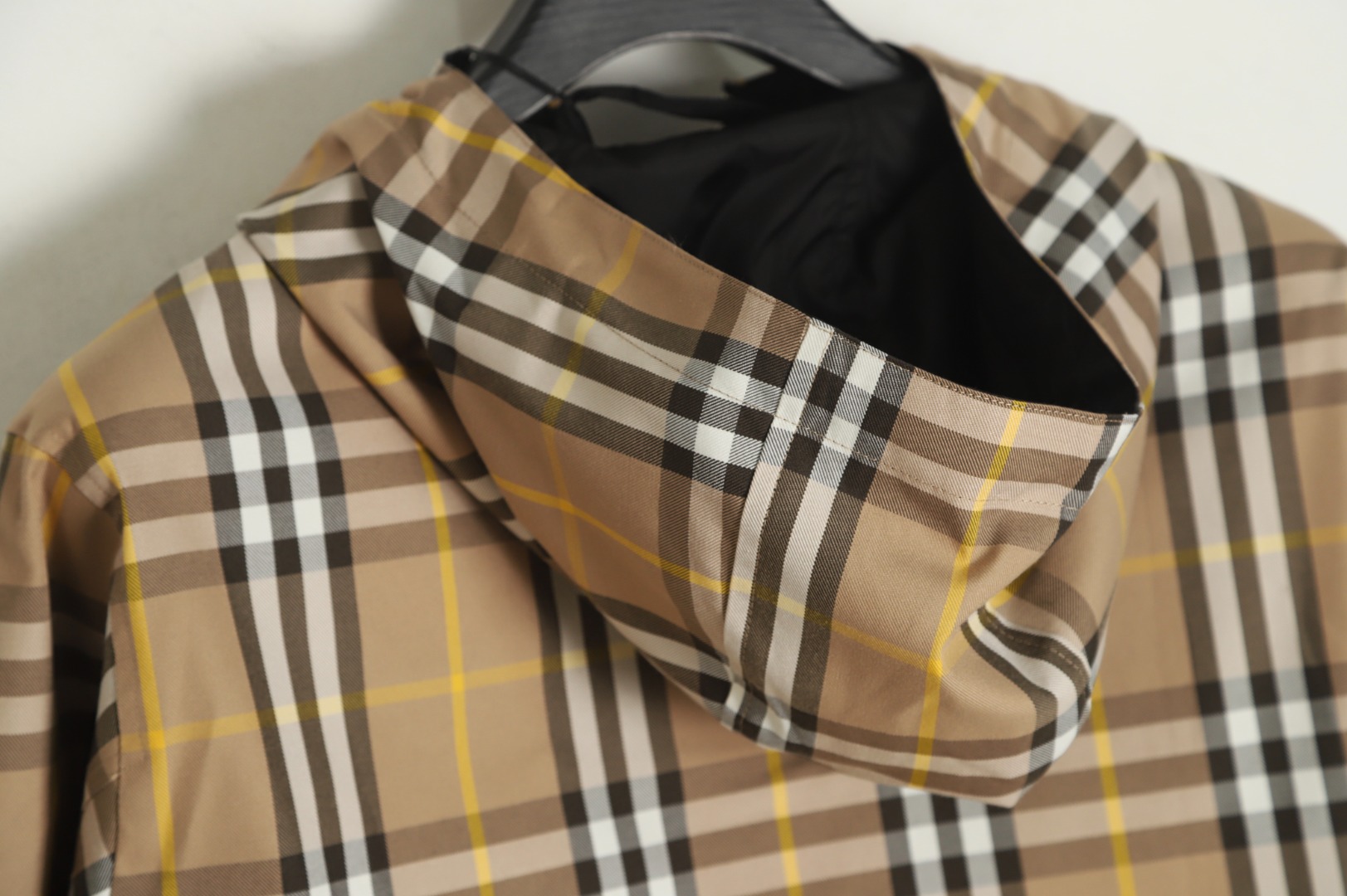 370 Burberry 22FW 松露色格子连帽夹克外套