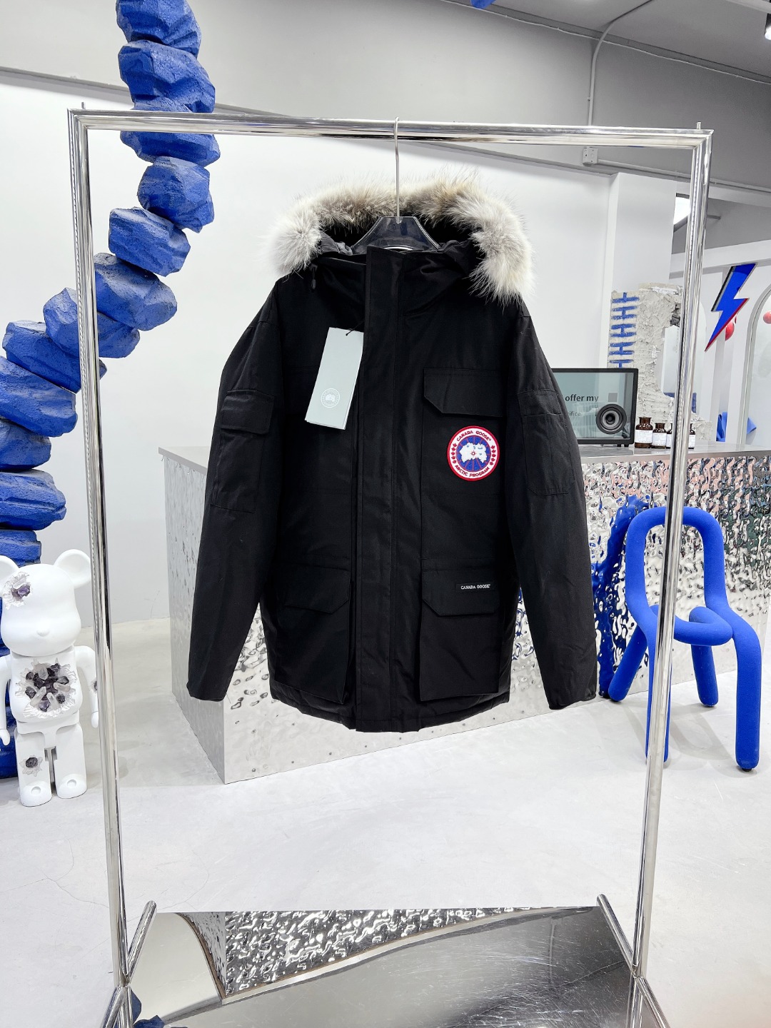 Top Canada Goose Expedition Parka for men. Originally designed for Antarctic scientists, this extremely warm, weather-proof coat features adjustable waist, removable fur trim, multiple pockets and modern design.-Big cat