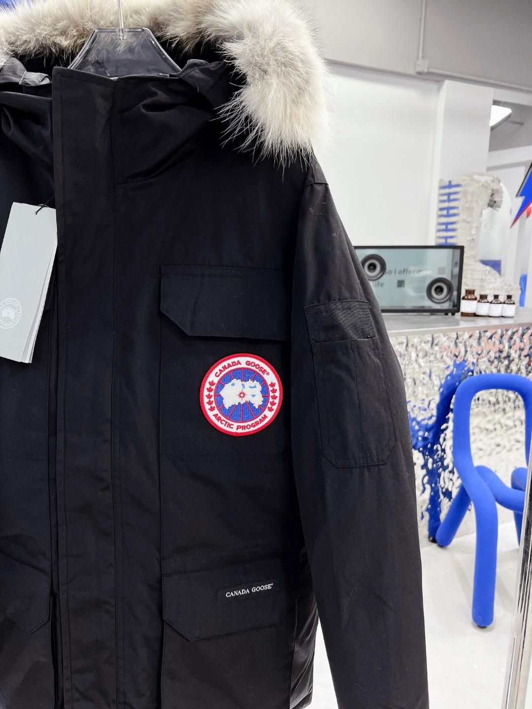 Top Canada Goose Expedition Parka for men. Originally designed for Antarctic scientists, this extremely warm, weather-proof coat features adjustable waist, removable fur trim, multiple pockets and modern design.-Big cat