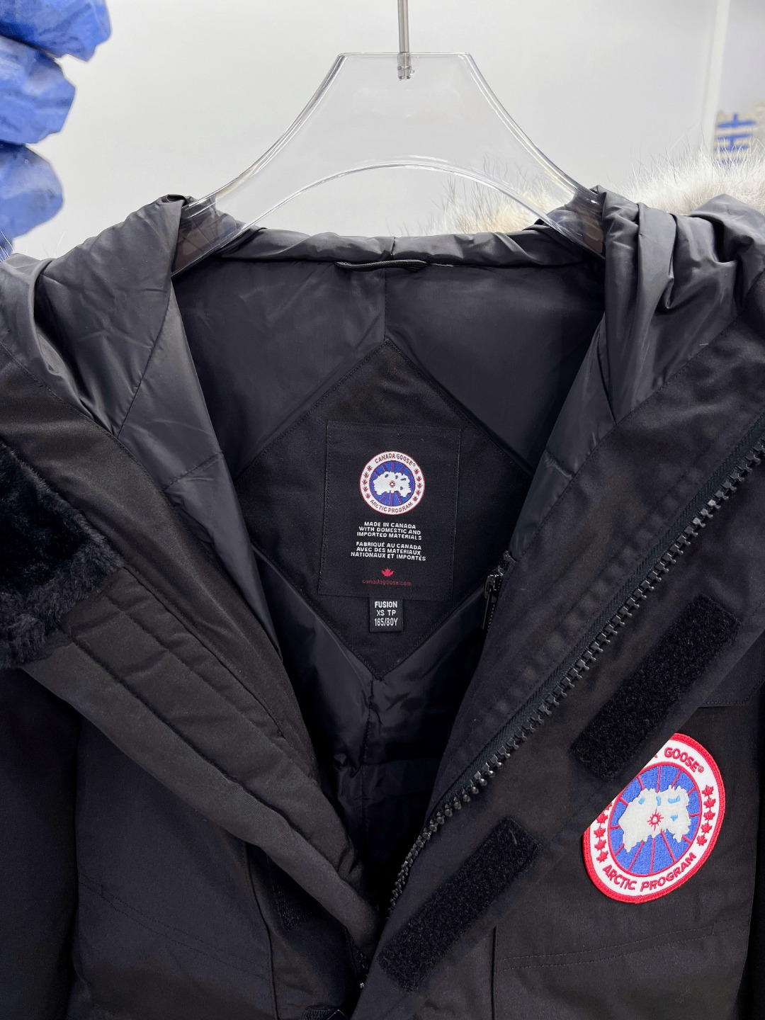 Top Canada Goose Expedition Parka for men. Originally designed for Antarctic scientists, this extremely warm, weather-proof coat features adjustable waist, removable fur trim, multiple pockets and modern design.-Big cat