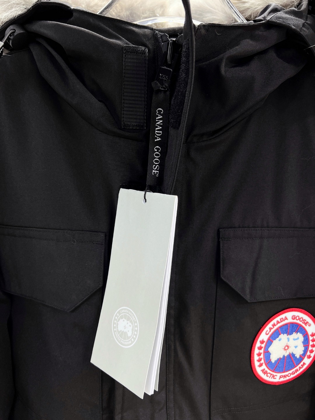 Top Canada Goose Expedition Parka for men. Originally designed for Antarctic scientists, this extremely warm, weather-proof coat features adjustable waist, removable fur trim, multiple pockets and modern design.-Big cat