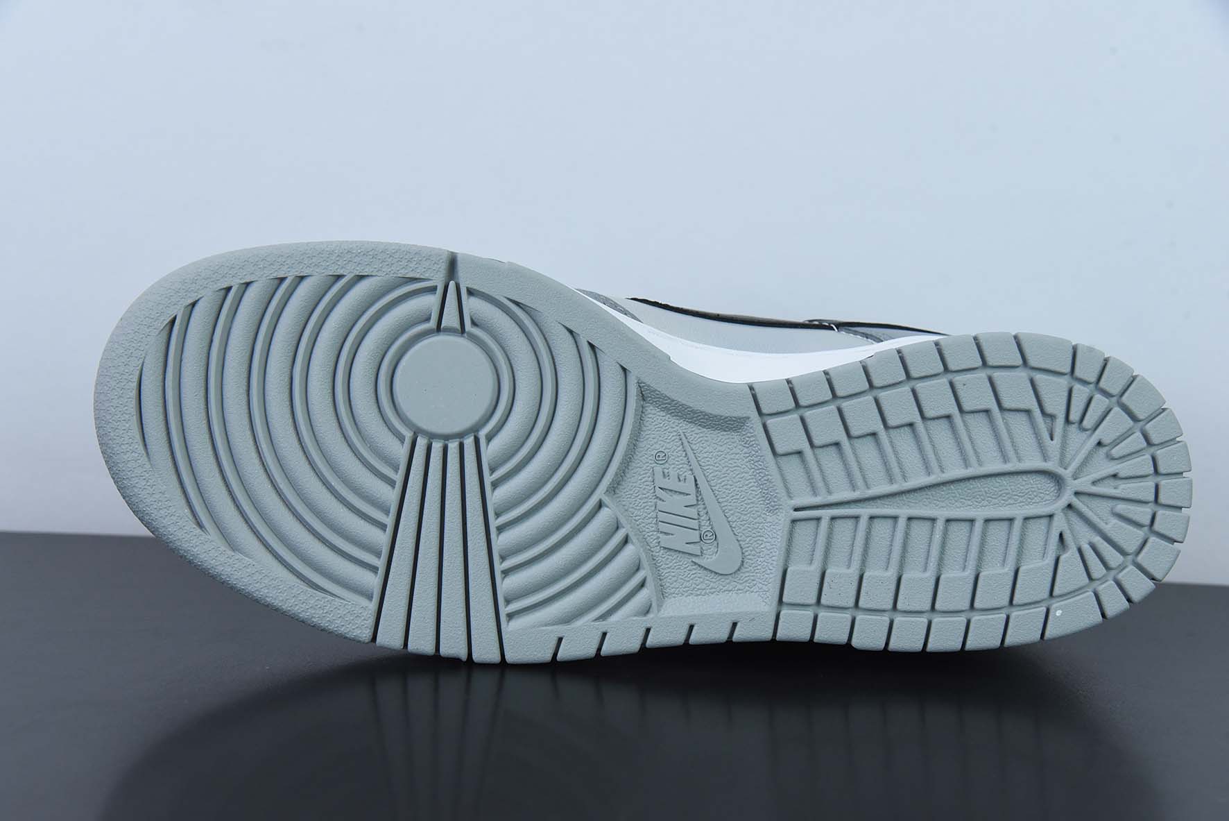 Nike By You SB Dunk Low Retro SP扣篮系列低帮休闲运动滑板板鞋“深灰黑彩全息外星人”货号：CV0811-020