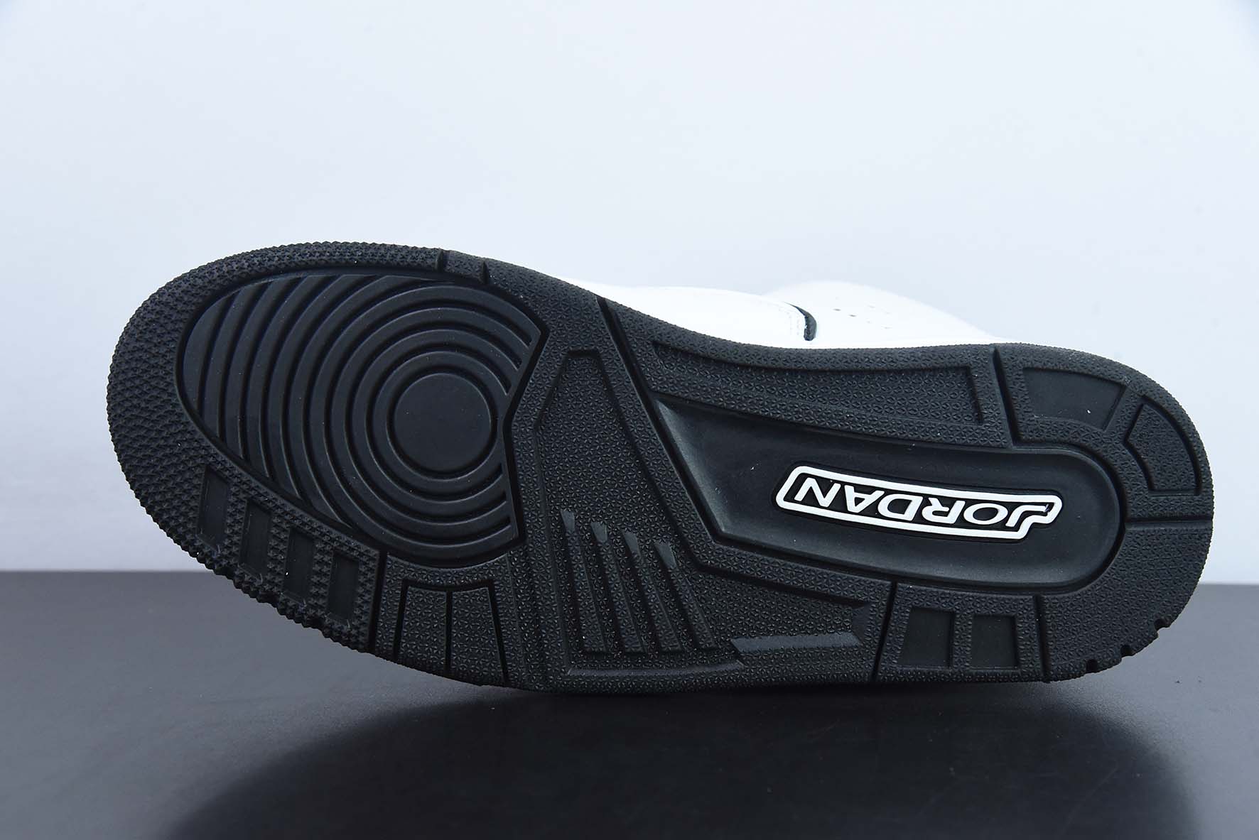 Nike Air Jordan Courtside 23迈克尔·乔丹AJ23代简版中帮复古休闲运动文化篮球鞋货号:AR1000-100