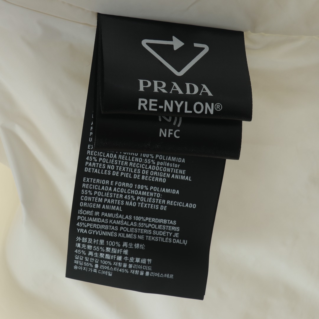 370 Prada普拉达PRD 22FW 翻领薄款棉服外套