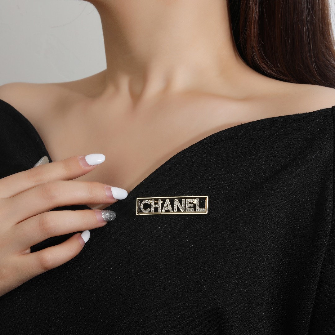 CHANEL 香奈儿新款字母胸针 ✨每一个细节做工非常精细 这款设计非常美轮美奂 这款真的超级美超级仙 