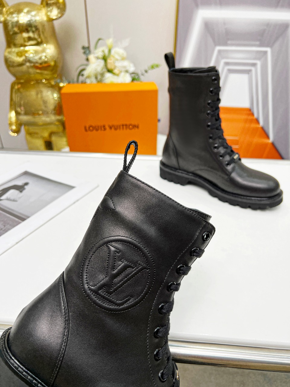 LV平底靴采用小牛皮碰撞橡胶元素VuittonLVCircle标识栖身长鞋带面橡胶外底延续军靴设计搭配M