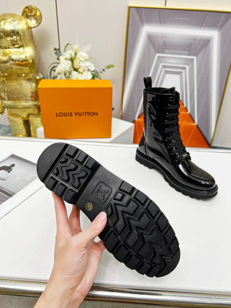 LV平底靴采用小牛皮碰撞橡胶元素VuittonLVCircle标识栖身长鞋带面橡胶外底延续军靴设计搭配M