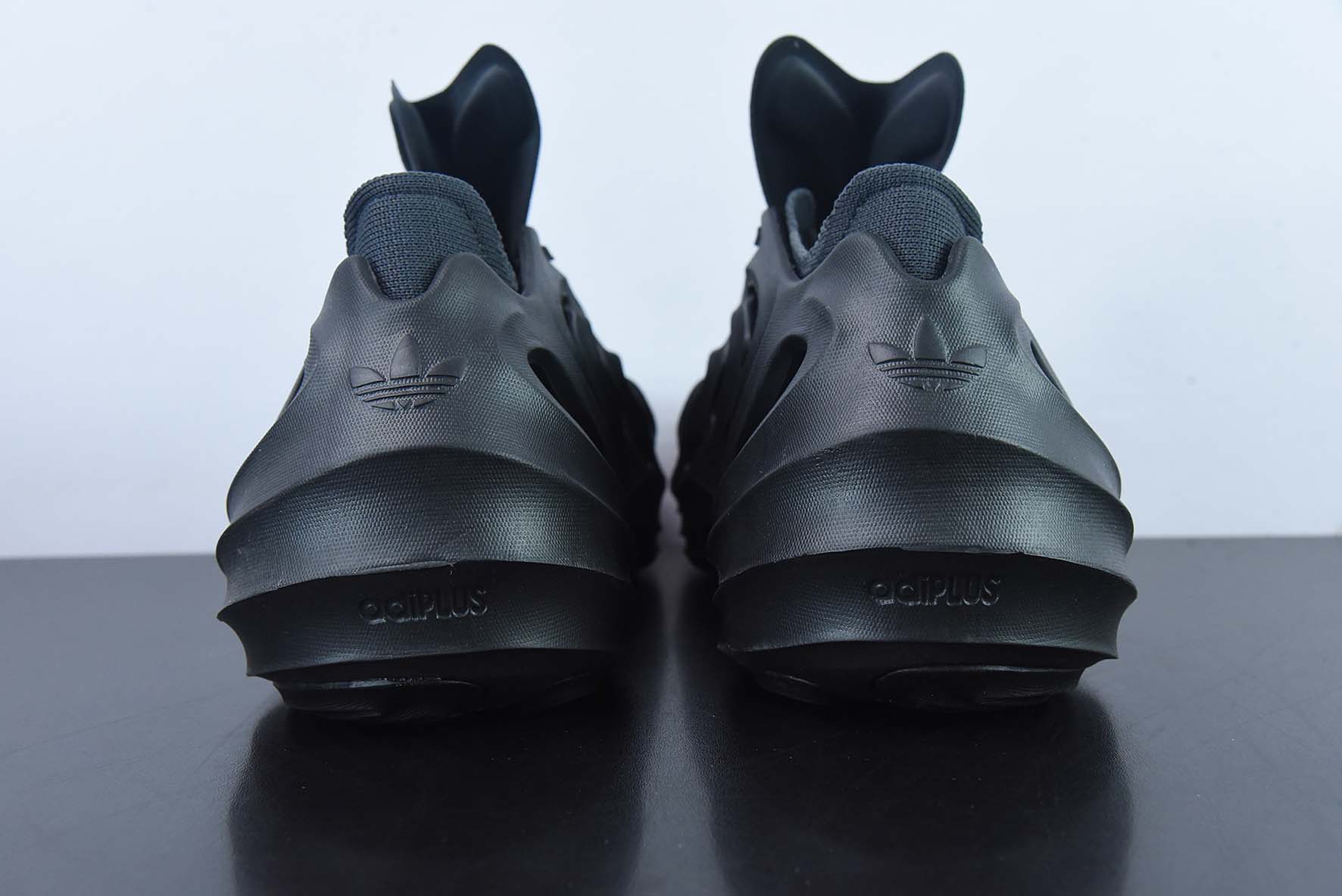 阿迪达斯Adidas adiFOM Q"Core Black Carbon"水波纹椰子风低帮沙滩休闲运动内靴袜子洞洞鞋“花岗岩黑”HP6586