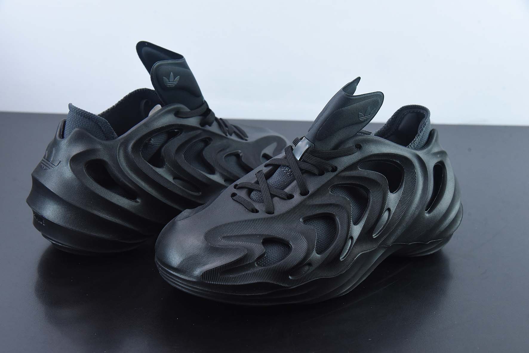 阿迪达斯Adidas adiFOM Q"Core Black Carbon"水波纹椰子风低帮沙滩休闲运动内靴袜子洞洞鞋“花岗岩黑”HP6586