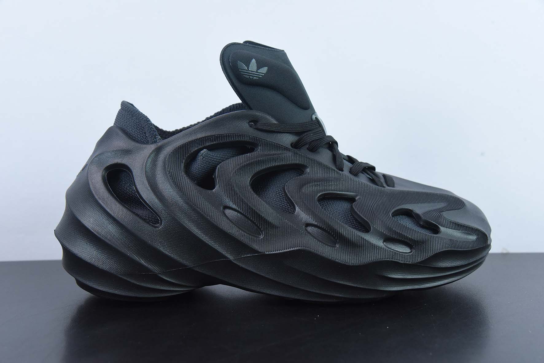 阿迪达斯Adidas adiFOM Q"Core Black Carbon"水波纹椰子风低帮沙滩休闲运动内靴袜子洞洞鞋“花岗岩黑”HP6586