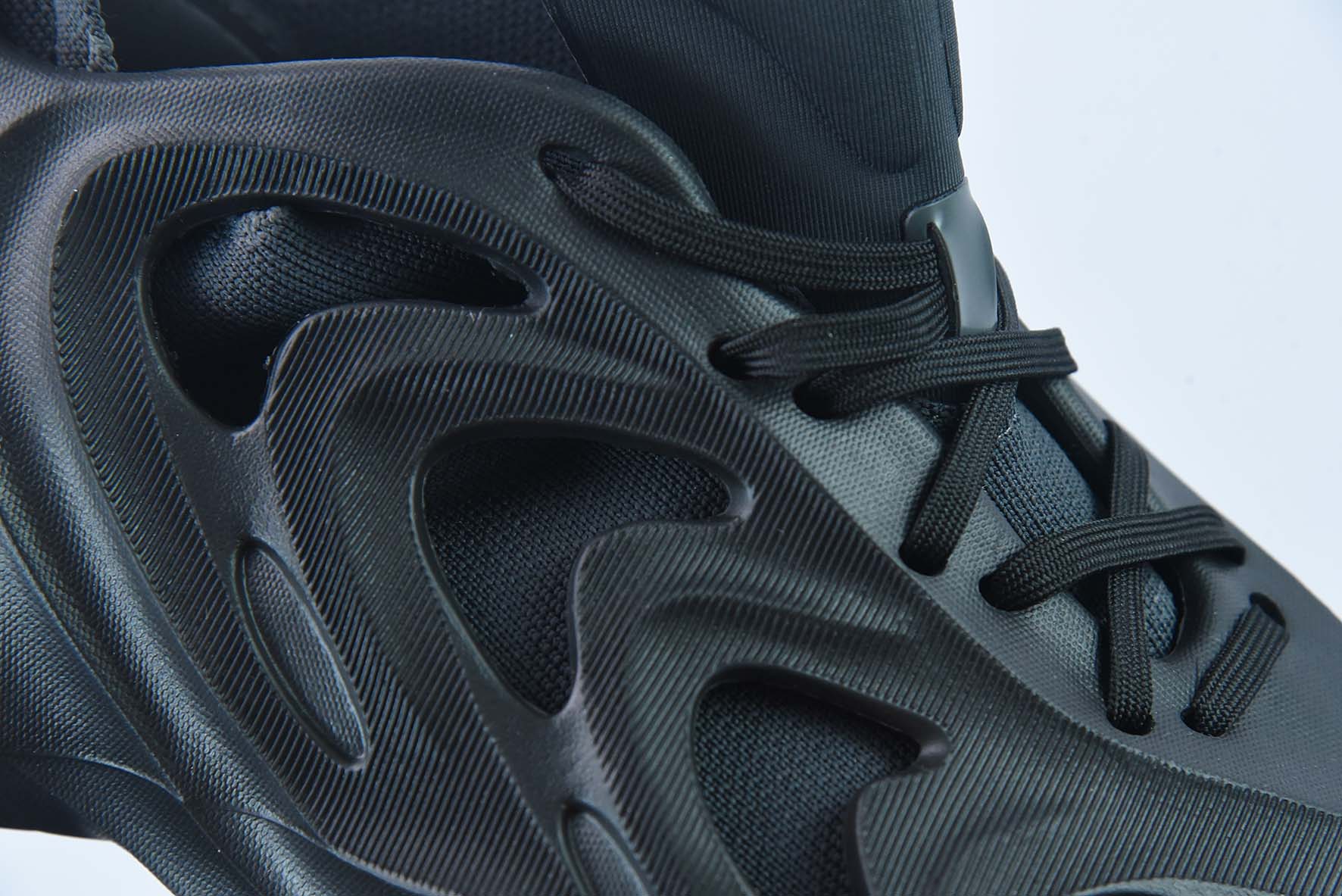 阿迪达斯Adidas adiFOM Q"Core Black Carbon"水波纹椰子风低帮沙滩休闲运动内靴袜子洞洞鞋“花岗岩黑”HP6586