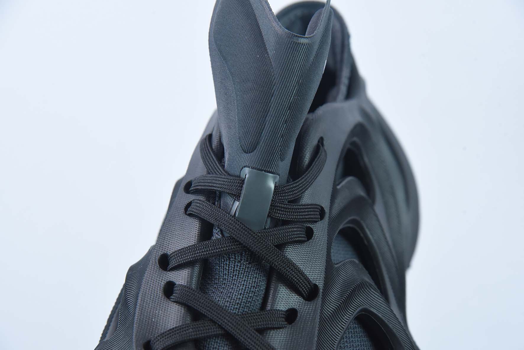 阿迪达斯Adidas adiFOM Q"Core Black Carbon"水波纹椰子风低帮沙滩休闲运动内靴袜子洞洞鞋“花岗岩黑”HP6586