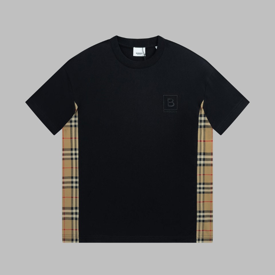 NO:128501,[High version] BBR Vintage plaid cutter sheet cotton loose T-shirt BUR ace channel instantly kills all versions on the market. It can only be said that it is not a level at all. Whether it is material, detail restoration and craftsmanship, I am not afraid of any challenges, just to contribute wonderful products to everyone. Since the new director, BUR has been constantly innovating the brand’s new attitude towards Britain like a cheat!  This model is a classic round neck design, blending its classic checkered fabrics into solid color and simple fabrics, as well as a brand iconic lago that has been newly designed with a structural new design!  And the overall design is made of loose style, fashionable and ov casual style. The fusion of new and old has brought this dress to a new level.19860909【高版本】BBR Vintage 格纹裁片棉质宽松 T 恤衫 BUR王牌渠道 秒杀市面上一切版本 只能说根本就不是一个级别的存在 不管是材质还是细节还原度以及工艺制作方面 不惧任何挑战,只为给大家奉献绝妙产物 自新任总监以来BUR像是开挂一样不断创新品牌对英伦新态度！ 此款是经典的圆领设计,将其经典的格纹融入在纯色简约的面料上,以及经过结构全新设计的品牌标志性lago！并且整体更是采用了宽松版型打造,时尚和ov休闲风格.新和旧的融合,让这款衣服达到了新的高度 码数XS~L,,burberry,alexander wang,Men's clothing