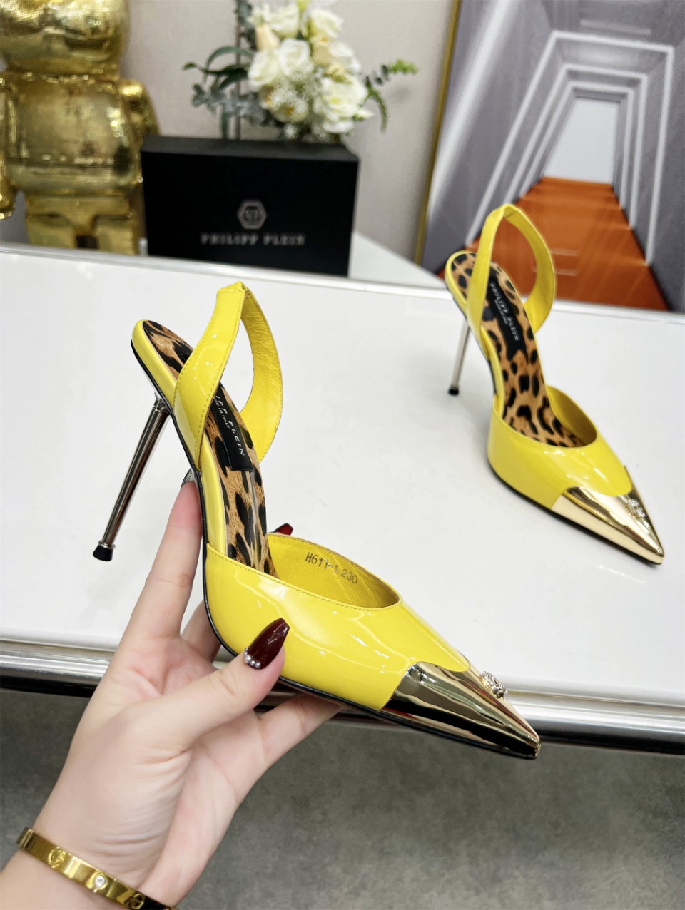 “German Brand Phillip Plein Unveils High-Quality FW2023 Diamond Sandals” - 图片 5
