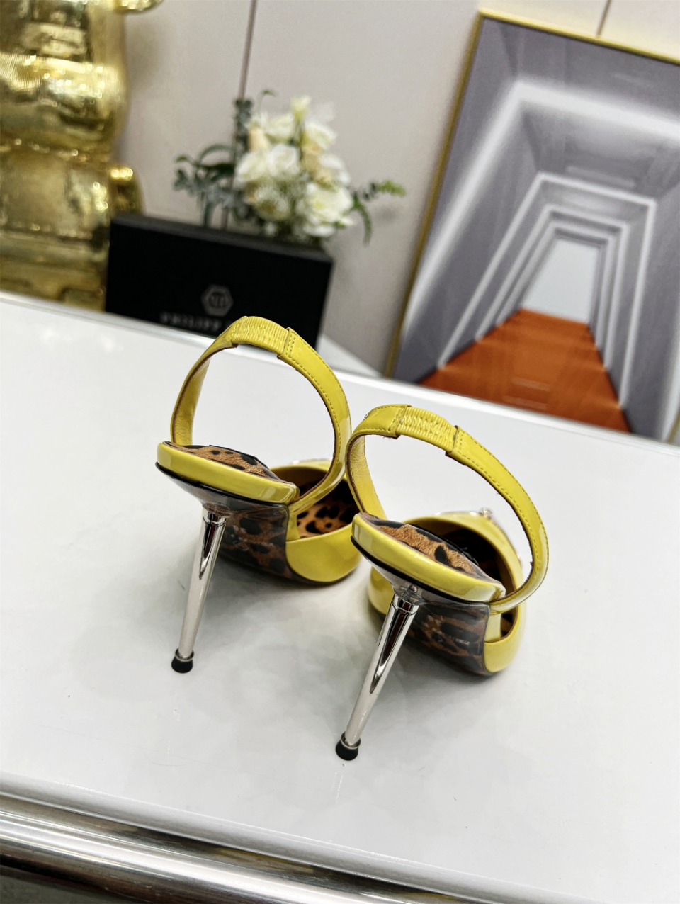 “German Brand Phillip Plein Unveils High-Quality FW2023 Diamond Sandals” - 图片 4