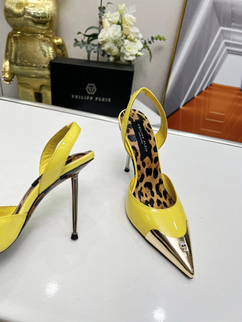 “German Brand Phillip Plein Unveils High-Quality FW2023 Diamond Sandals” - 图片 9