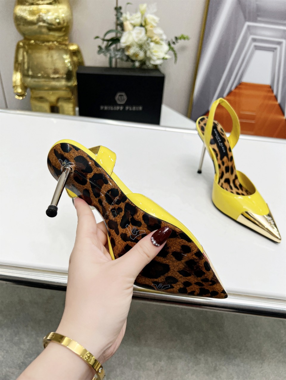 “German Brand Phillip Plein Unveils High-Quality FW2023 Diamond Sandals” - 图片 7