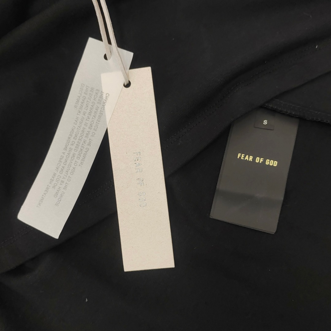 86💰顶级版本FEAR OF GOD FOG第七季主线后背数字富贵纯棉植绒7字母印花短袖T恤
采用定织定染双纱平纹 表面全部经过除毛处理 上身爽滑 面料全部经过高温预缩水洗处理 不变形 不缩水 不起球 不起皱
水洗后克重约为280克,克重实足 搭配1x1高克螺纹洗后不会松垮变形 与大身面料0色差
印花为定制、定制、定制植绒印花 先刮浆料再覆膜植绒 印花有立体感 且机洗也不会掉
3D立体主麦,鉴定的必要标准!!!
定制第七季全新辅料 水洗 主唛 一套配齐
宽松oversize版型 男女均可完美驾驭
颜色:卡其色 黑色 红色 深蓝
尺码:S-XL