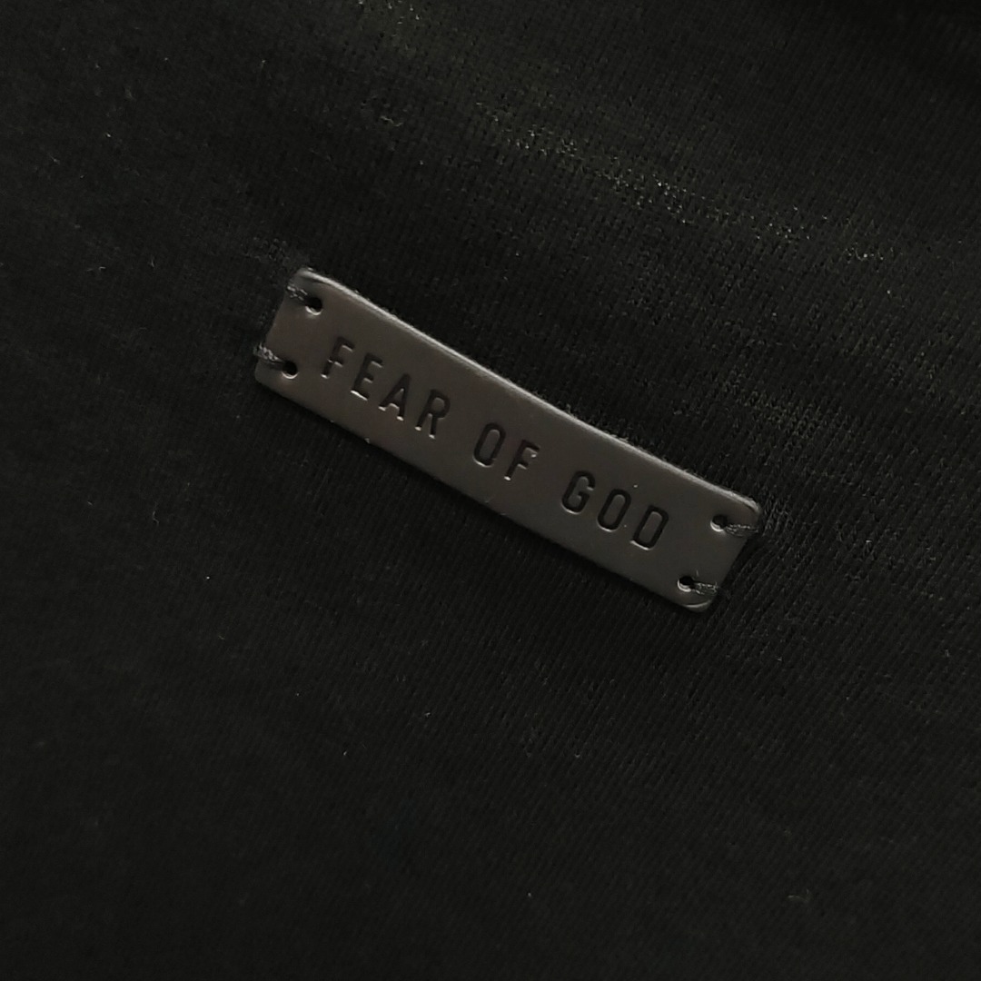 86💰顶级版本FEAR OF GOD FOG第七季主线后背数字富贵纯棉植绒7字母印花短袖T恤
采用定织定染双纱平纹 表面全部经过除毛处理 上身爽滑 面料全部经过高温预缩水洗处理 不变形 不缩水 不起球 不起皱
水洗后克重约为280克,克重实足 搭配1x1高克螺纹洗后不会松垮变形 与大身面料0色差
印花为定制、定制、定制植绒印花 先刮浆料再覆膜植绒 印花有立体感 且机洗也不会掉
3D立体主麦,鉴定的必要标准!!!
定制第七季全新辅料 水洗 主唛 一套配齐
宽松oversize版型 男女均可完美驾驭
颜色:卡其色 黑色 红色 深蓝
尺码:S-XL