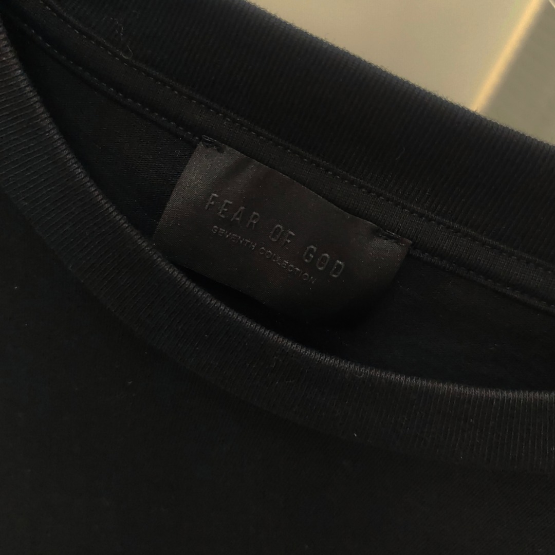 86💰顶级版本FEAR OF GOD FOG第七季主线后背数字富贵纯棉植绒7字母印花短袖T恤
采用定织定染双纱平纹 表面全部经过除毛处理 上身爽滑 面料全部经过高温预缩水洗处理 不变形 不缩水 不起球 不起皱
水洗后克重约为280克,克重实足 搭配1x1高克螺纹洗后不会松垮变形 与大身面料0色差
印花为定制、定制、定制植绒印花 先刮浆料再覆膜植绒 印花有立体感 且机洗也不会掉
3D立体主麦,鉴定的必要标准!!!
定制第七季全新辅料 水洗 主唛 一套配齐
宽松oversize版型 男女均可完美驾驭
颜色:卡其色 黑色 红色 深蓝
尺码:S-XL