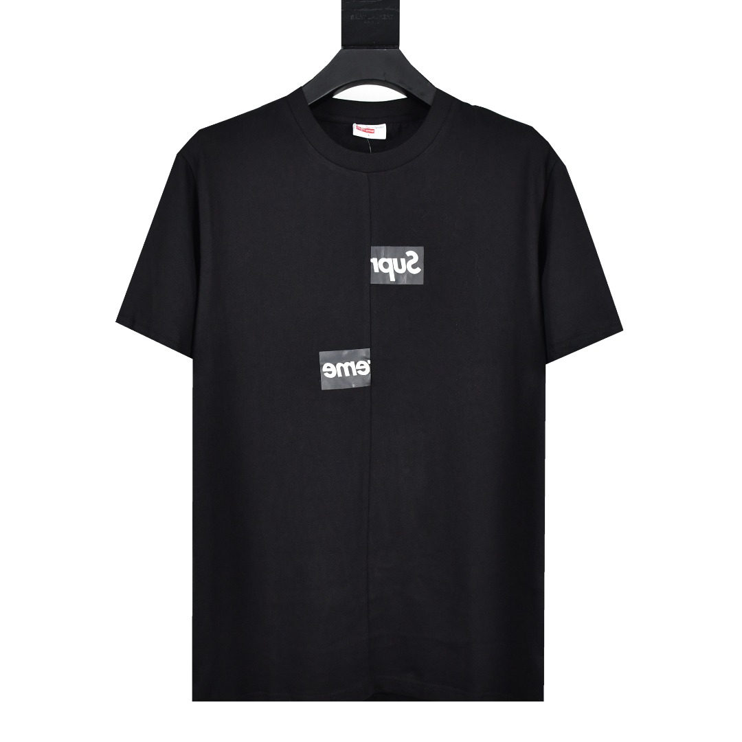 【Pqwel】货号：AS26顶级版本 Supreme x CDG 联名限定Split Box Logo 错位拆解拼接短袖T恤1.原版版型尺寸(原版多块裁片拼接) 面料全都订织定染zbdbsg克重A00%棉2.印花采用热固油墨印花，又称塑胶油墨，或不干胶油墨，其所含成份:主要以聚氯乙稀(PVC)和邻苯二甲酸酯类组成，把聚氯乙稀和邻苯二甲酸酯、固色剂、稳定剂、增稠剂混合组成热固油墨，并非市面宣传的数码直喷，热固油墨的印花质感是数码直喷无法达到的，3.领