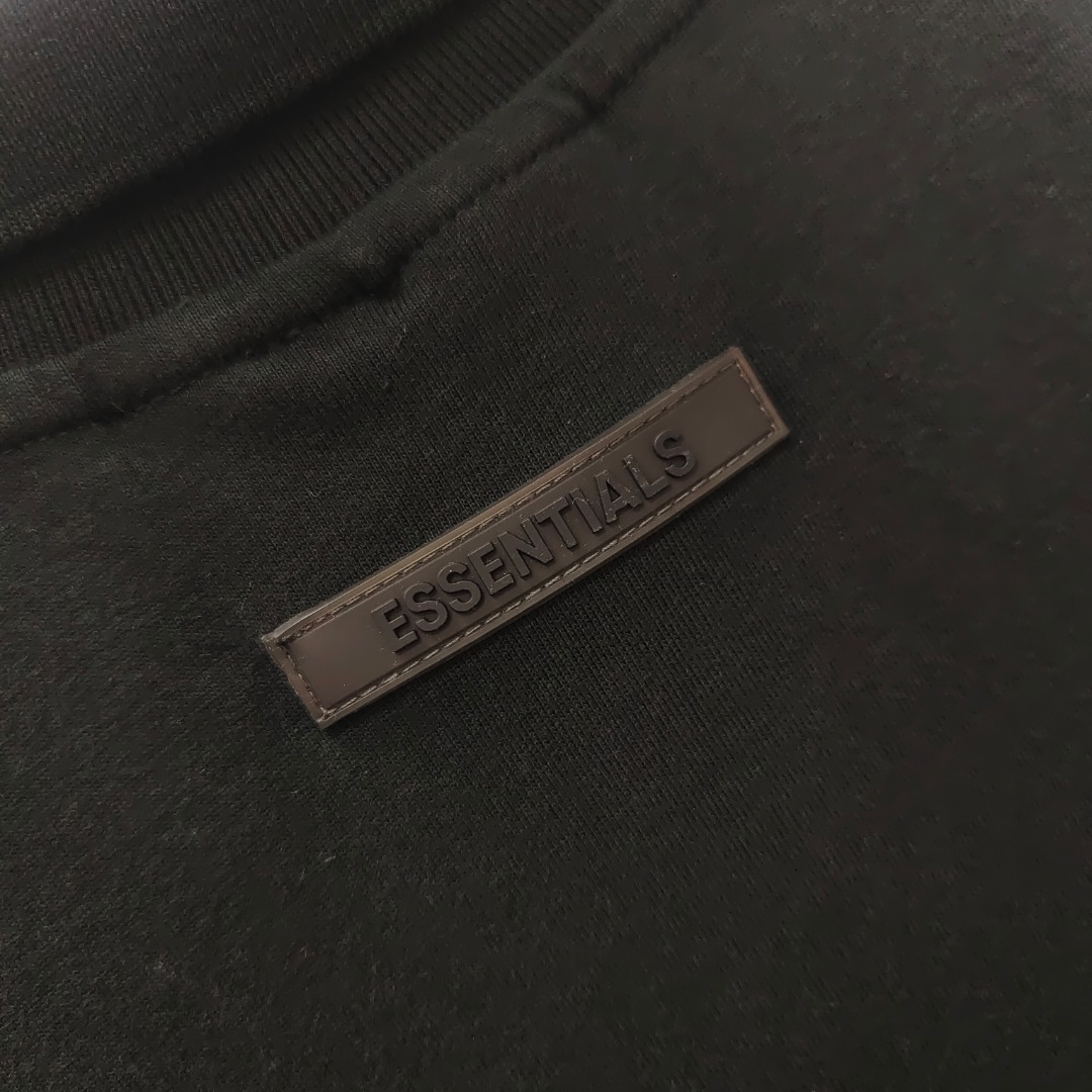 99💰【青黑色】顶级版本FEAR OF GOD FOG ESSENTIALS后背硅胶字母POLO衫纯棉宽松透气OS版型
后背硅胶采用顶级铭牌,字母采取凸起工艺,保证原版一致。
后背硅胶均采用环保硅胶材质,均采用解析化验,无异味。压胶工艺保证了印花的牢固程度,保证机洗暴晒毫无压力,绝对不会脱胶。可以完全放心。领口做了暗胶处理,可以有效保证领口立起。
行走在更多的场合,无论是运动还是商务,休闲还是正式,都可以完美的融合在当下的穿搭。纯棉的面料吸汗又柔软,非常适合春夏秋三个季节的穿着百搭又好看的一件潮人单品,入手不亏!
颜色;青黑色
尺码;S-XL