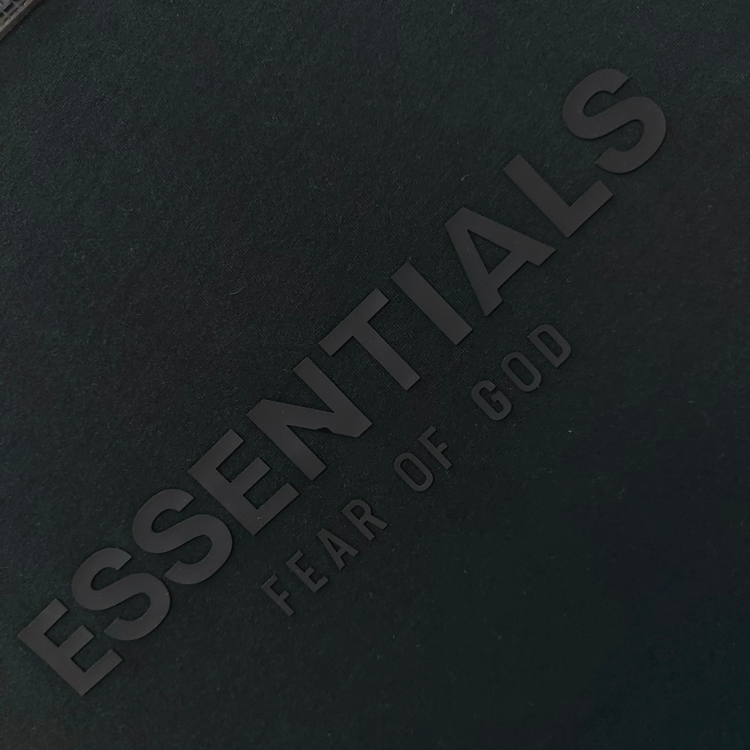 99💰【青黑色】顶级版本FEAR OF GOD FOG ESSENTIALS后背硅胶字母POLO衫纯棉宽松透气OS版型
后背硅胶采用顶级铭牌,字母采取凸起工艺,保证原版一致。
后背硅胶均采用环保硅胶材质,均采用解析化验,无异味。压胶工艺保证了印花的牢固程度,保证机洗暴晒毫无压力,绝对不会脱胶。可以完全放心。领口做了暗胶处理,可以有效保证领口立起。
行走在更多的场合,无论是运动还是商务,休闲还是正式,都可以完美的融合在当下的穿搭。纯棉的面料吸汗又柔软,非常适合春夏秋三个季节的穿着百搭又好看的一件潮人单品,入手不亏!
颜色;青黑色
尺码;S-XL