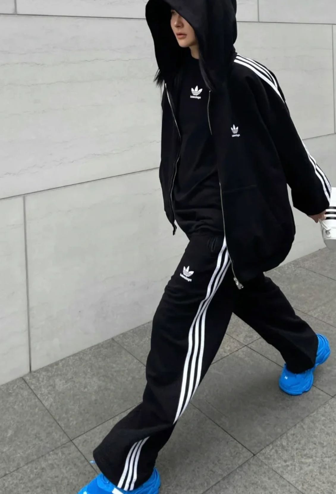 Balenciagaadidas 巴黎世家三叶草联名三条杠长袖T