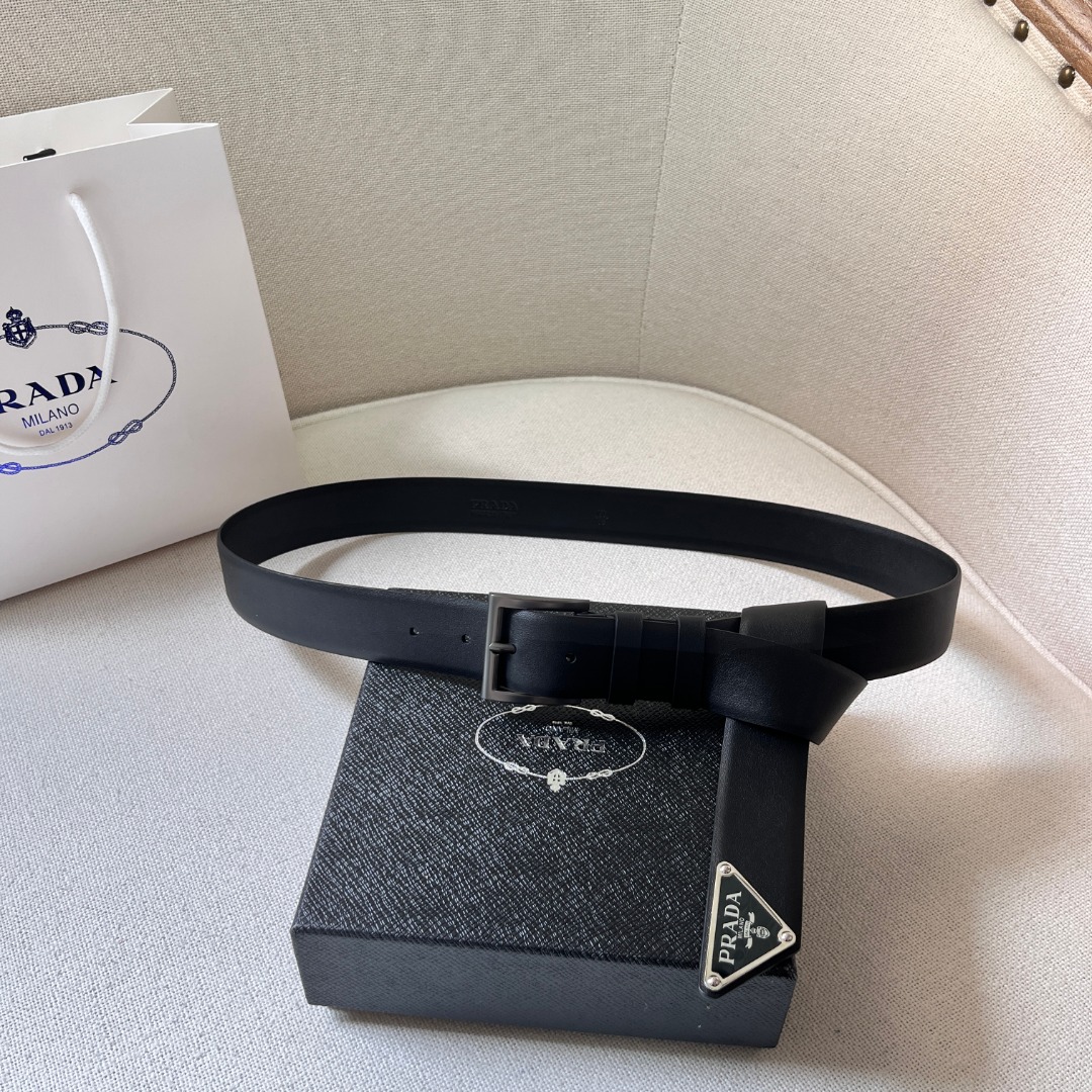 Elegante Cinturón de Cuero Prada con Hebilla Triangular Esmaltada