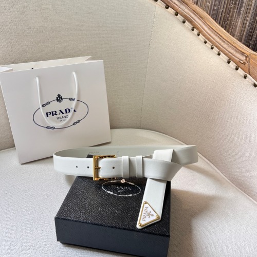 Prada Witte Leren Riem met Driehoekige Logogespsluiting - Elegant & Tijdloos 1 Prada Witte Leren Riem met Driehoekige Logogespsluiting - Elegant & Tijdloos