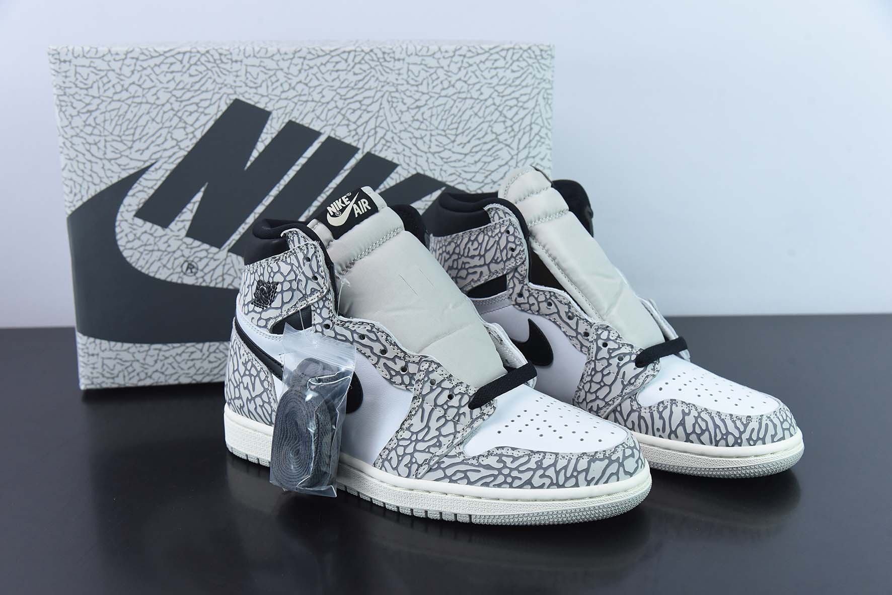 Air Jordan 1 High "White Cement" 白黑 爆裂纹男子高帮球鞋 货号：DZ5485-052