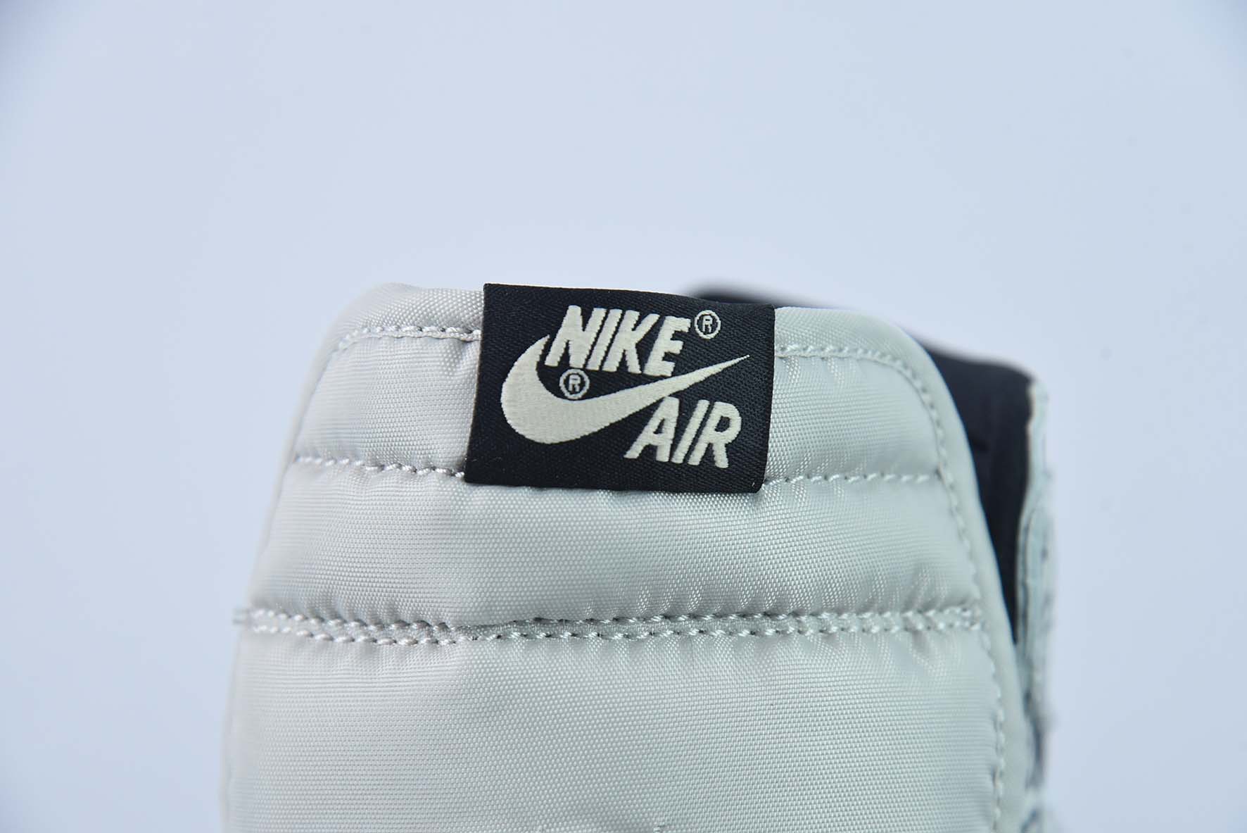 Air Jordan 1 High "White Cement" 白黑 爆裂纹男子高帮球鞋 货号：DZ5485-052