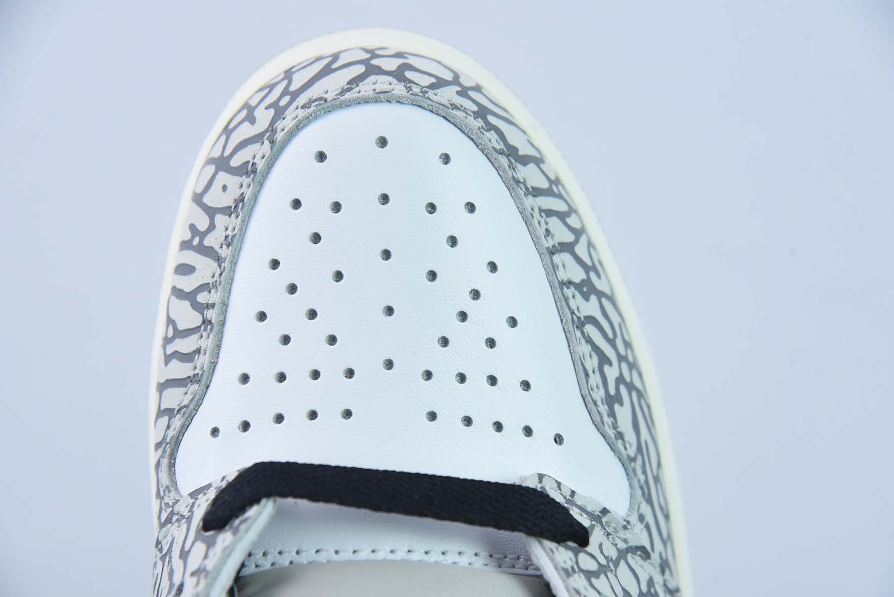 Air Jordan 1 High "White Cement" 白黑 爆裂纹男子高帮球鞋 货号：DZ5485-052