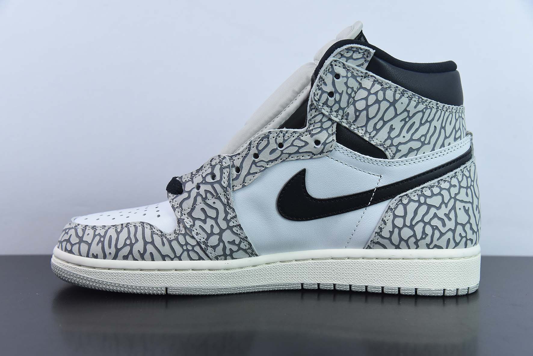 Air Jordan 1 High "White Cement" 白黑 爆裂纹男子高帮球鞋 货号：DZ5485-052