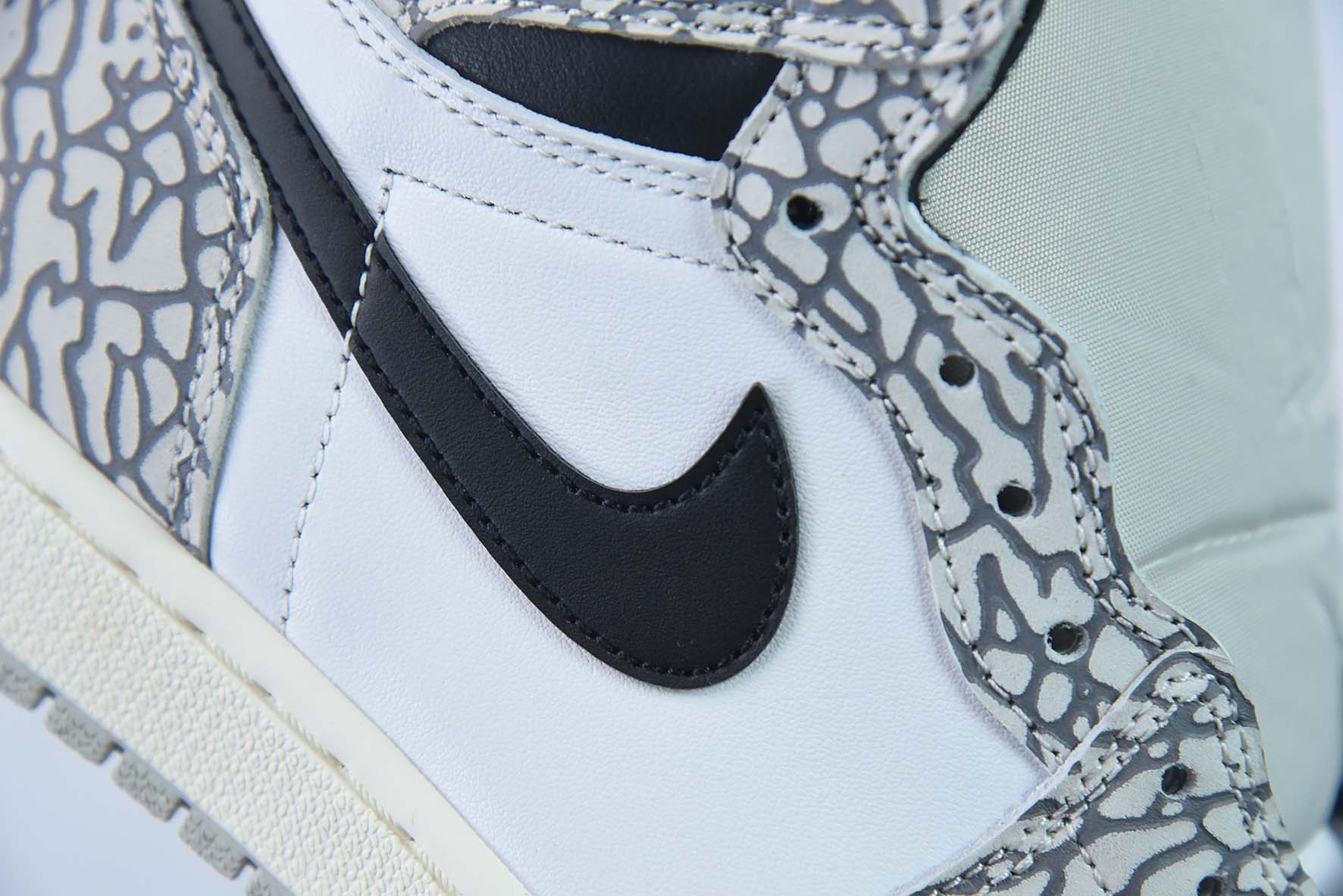 Air Jordan 1 High "White Cement" 白黑 爆裂纹男子高帮球鞋 货号：DZ5485-052