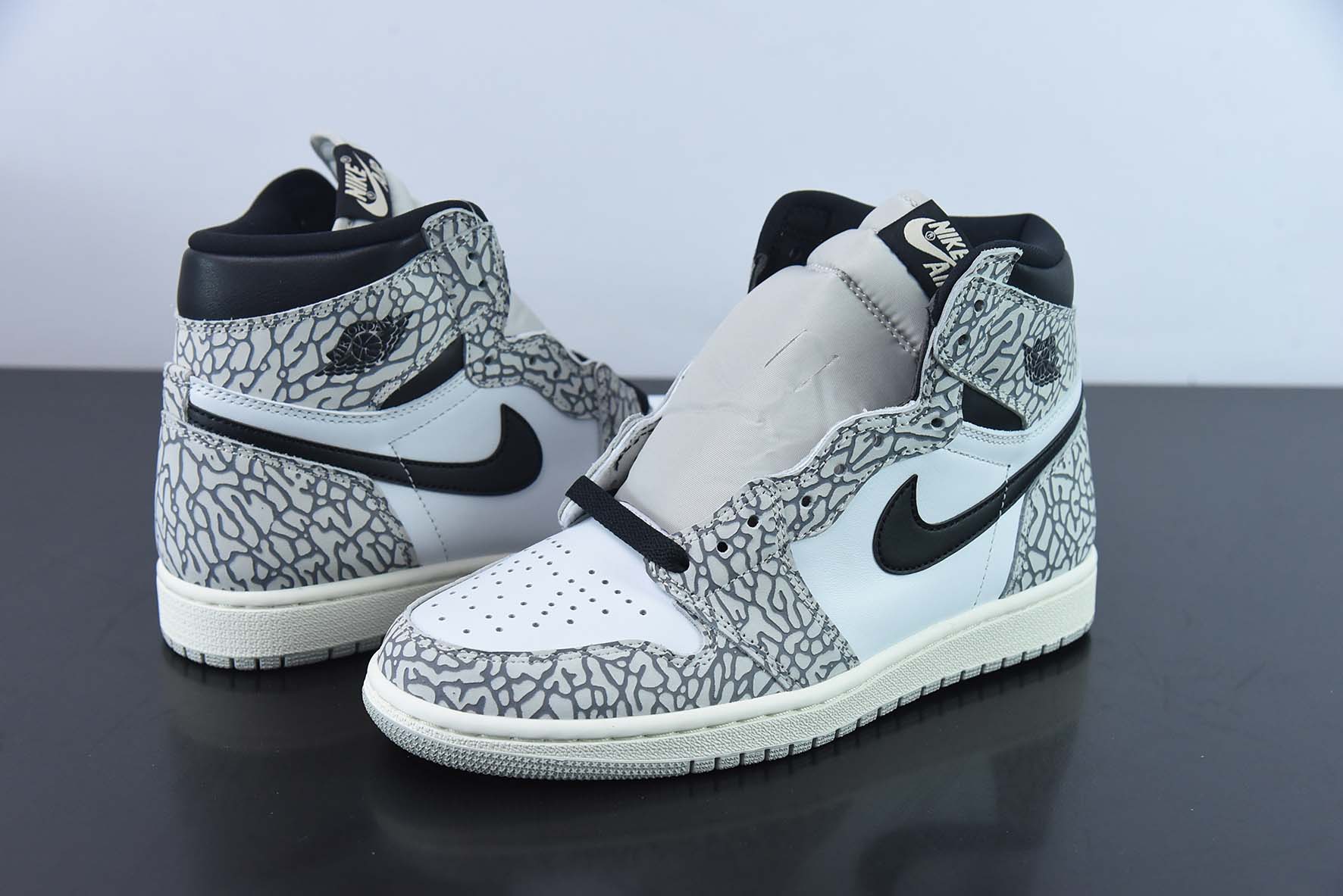 Air Jordan 1 High "White Cement" 白黑 爆裂纹男子高帮球鞋 货号：DZ5485-052