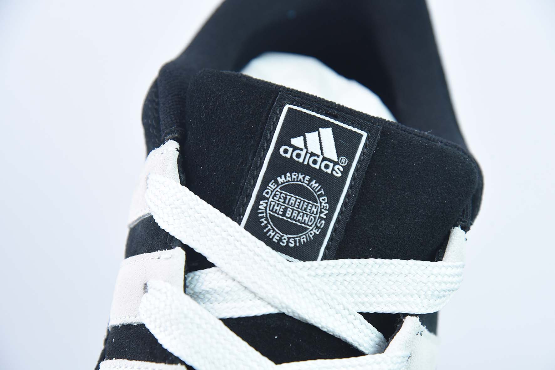 Adidas Adimatic Low 马蒂奇系列低帮 复古鲨鱼面包鞋运动休闲滑板板鞋 货号：HQ6900
