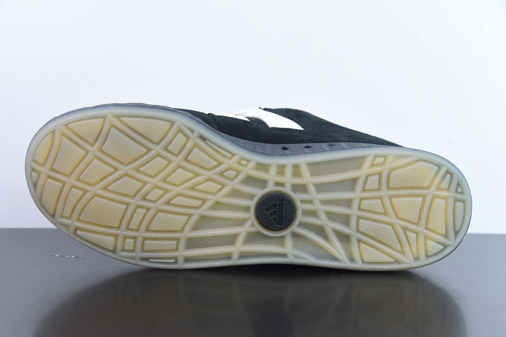 Adidas Adimatic Low 马蒂奇系列低帮 复古鲨鱼面包鞋运动休闲滑板板鞋 货号：HQ6900