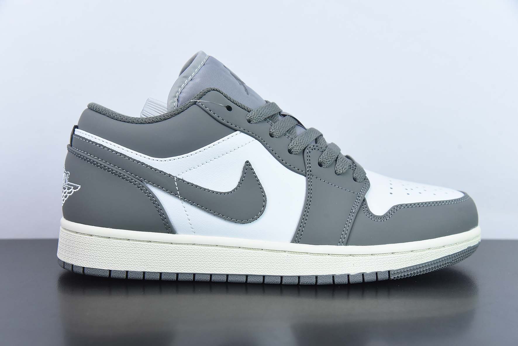 空军一号 AAJG85918830A Air Jordan AJ1 Low 低帮 “狼灰白”低帮篮球鞋 货号：DZ3140-102 尺码：36-46